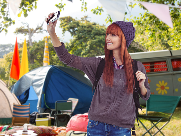 chica haciéndose un selfie en una acampada