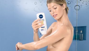 El peeling láser de la persona los hinchazones