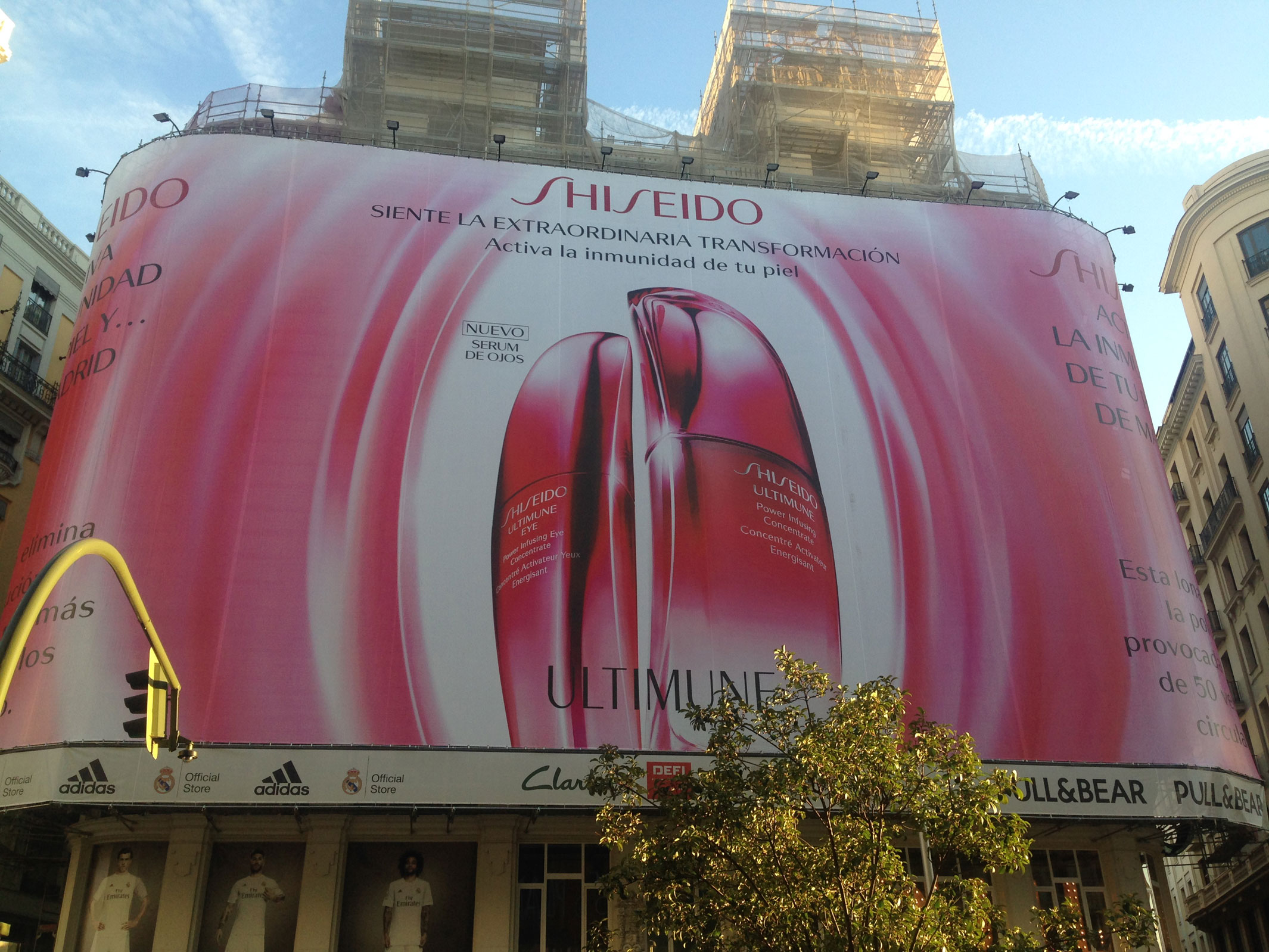 Shiseido cuelga en Madrid la primera lona publicitaria descontaminante de Europa.