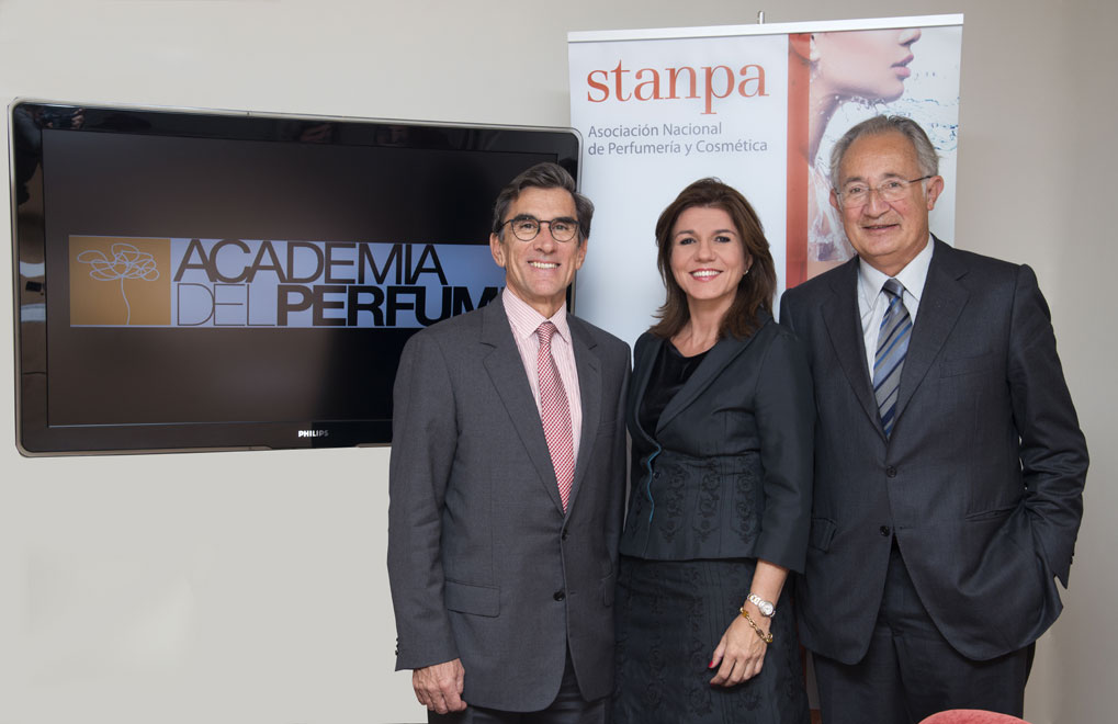 Juan Pedro Abeniacar, presidente de la Academia del Perfume, Val Díez, directora general de Stanpa y Esteban Rodés, presidente de Stanpa.