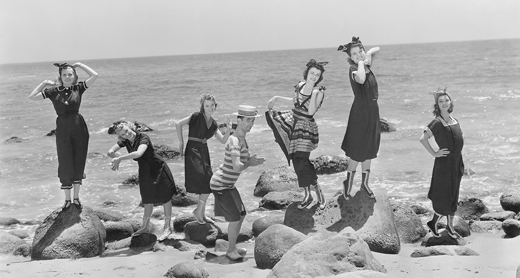 Disfruta del perfume en verano. En la imagen: grupo de mujeres y hombre posando en trajes de baño vintage