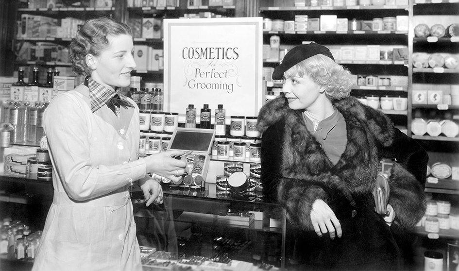 Mujer comprando maquillaje vintage: foto para ilustrar 10 productos de belleza low cost.
