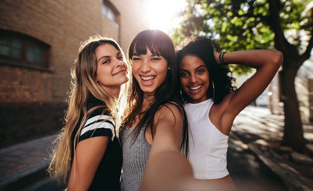Champú sin sulfatos: chicas posando para un selfie con bonita melena
