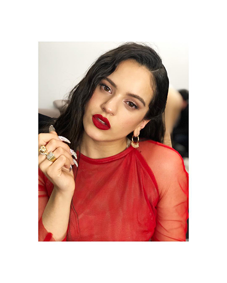 Rosalía, vestida de rojo y maquillada por YSL para la gala de los Premios Goya 2019