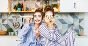 Dos chicas con mascarilla facial y rodajas de pepino para los ojos para ilustrar artículo sobre quimiofobia