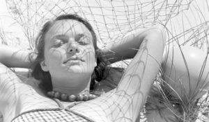 mujer tumbada al sol, post elige un protector solar eficaz