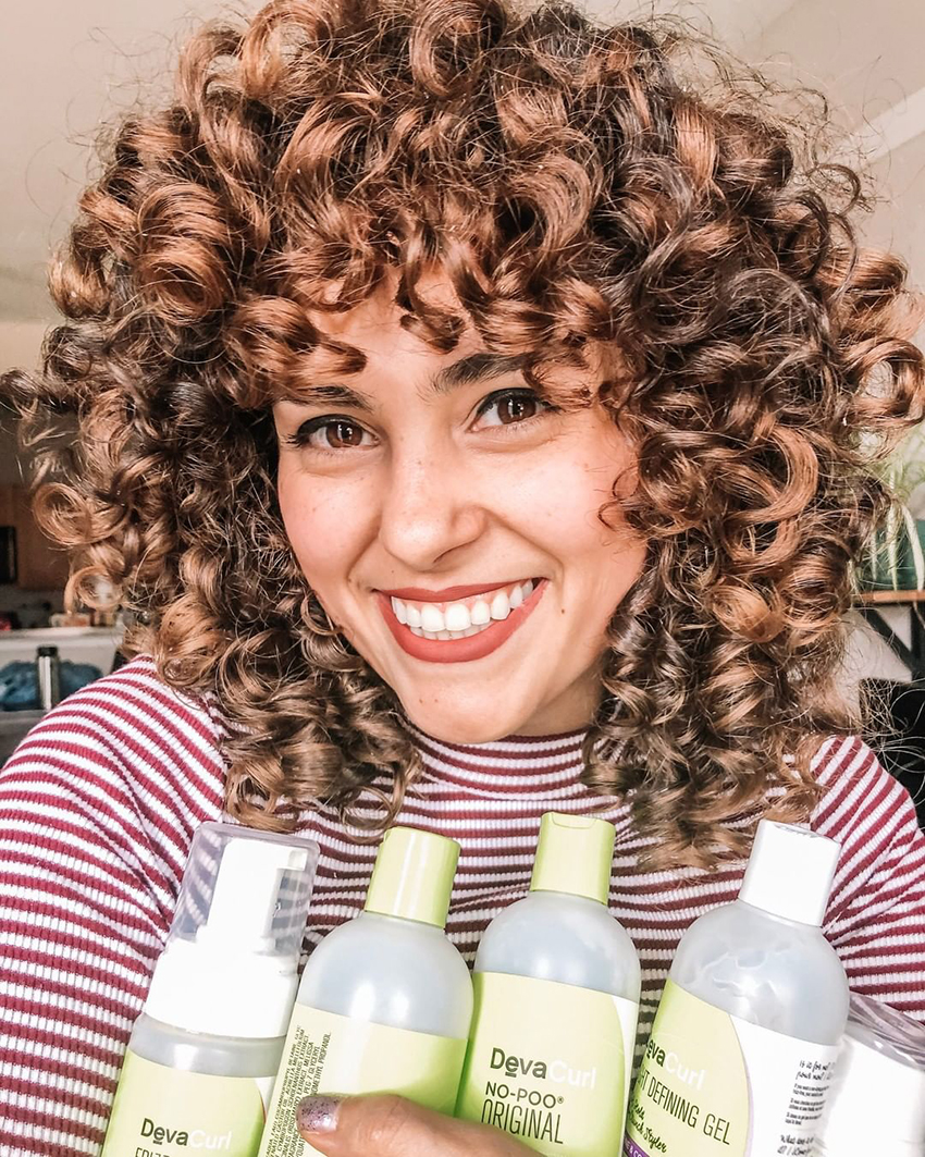 DevaCurl chica con productos. Imagen para la noticia: DevaCurl se enfrenta a una demanda colectiva DevaCurl chica con productos. Imagen para la noticia: DevaCurl se enfrenta a una demanda colectiva