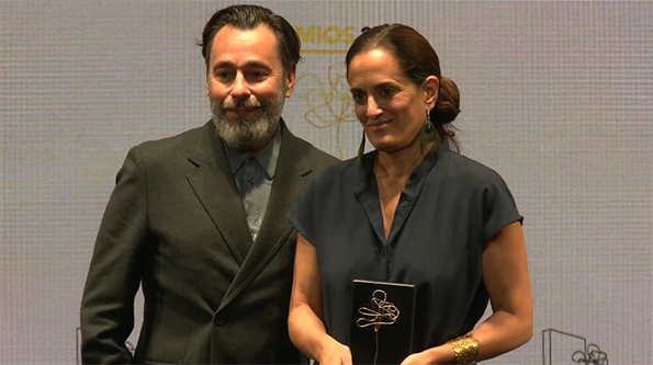 Ana Jaureguizar, L'Oréal Lujo, ha recogido el premio al Mejor Diseño Femenino para Idôle L'Intense, de Lancôme.