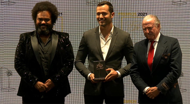 Alexis Pinet, General Manager de Armani Beauty, ha recogido el premio al Mejor Perfume del Año Masculino, acompañado por el maestro perfumista Alberto Morillas y el músico Carlos Jean.