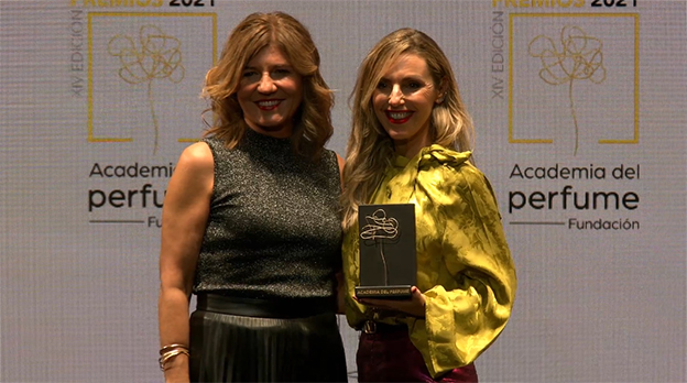 María Benito, General Manager BU Perfumes, ha recogido el premio de mejor Perfume Nicho para Bubble Bath, de Maison Margiela.
