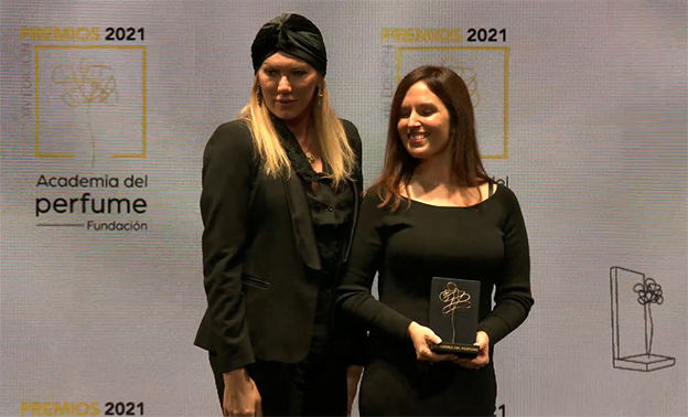 Mar Agea, Marketing & Commercial Director de Puig, ha recogido el premio Icónico Femenino para L'Air du Temps, de Nina Ricci.