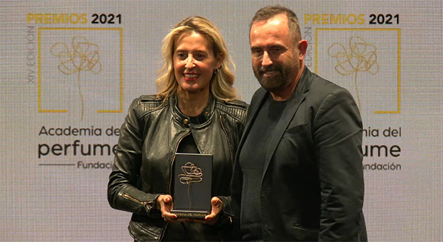Raquel Puentes, Communication Manager dePuig, ha recogido el permio al Mejor Diseño Masculino para Saffron Lazuli, de Carolina Herrera.