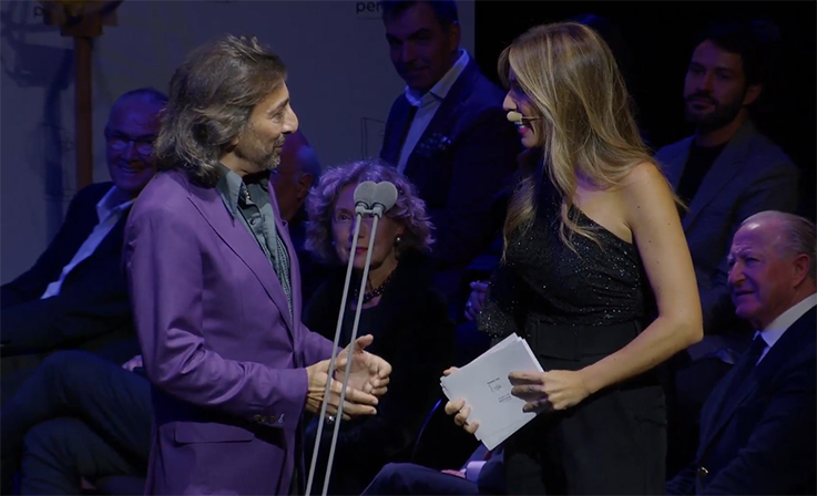 El cantante Antonio Carmona en un momento de la gala junto a la presentadora de la gala, Paula del Fraile.