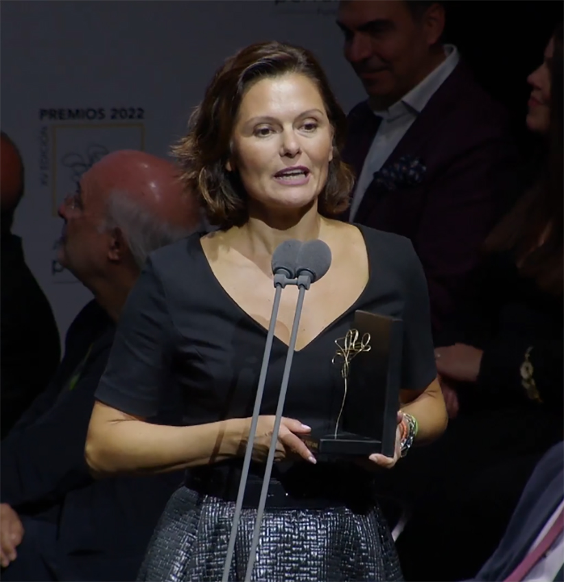 María Luisa Montesinos, Country Marketing Manager de Angelini Beauty, ha recogido el premio a Mejor Diseño Femenino para Trussardi.