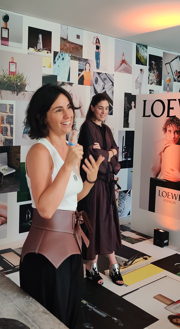 Zahara Manchado (izquiera) y María Fuster (derecha), explican a la prensa los detalles del nuevo perfume Earth, de Loewe.