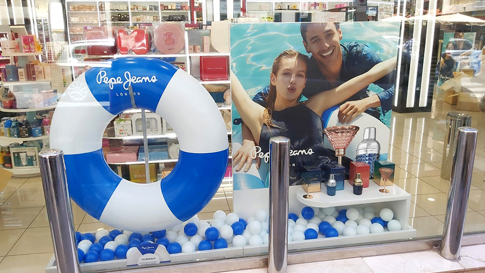 Pepe Jeans traslada la energía del verano a los escaparates con la campaña "Cool by de Pool"